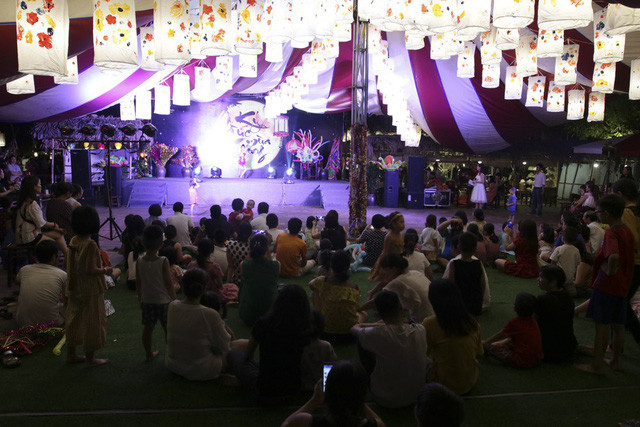 Khu vực sân khấu diễn ra các tiết mục văn nghệ vui nhộn.