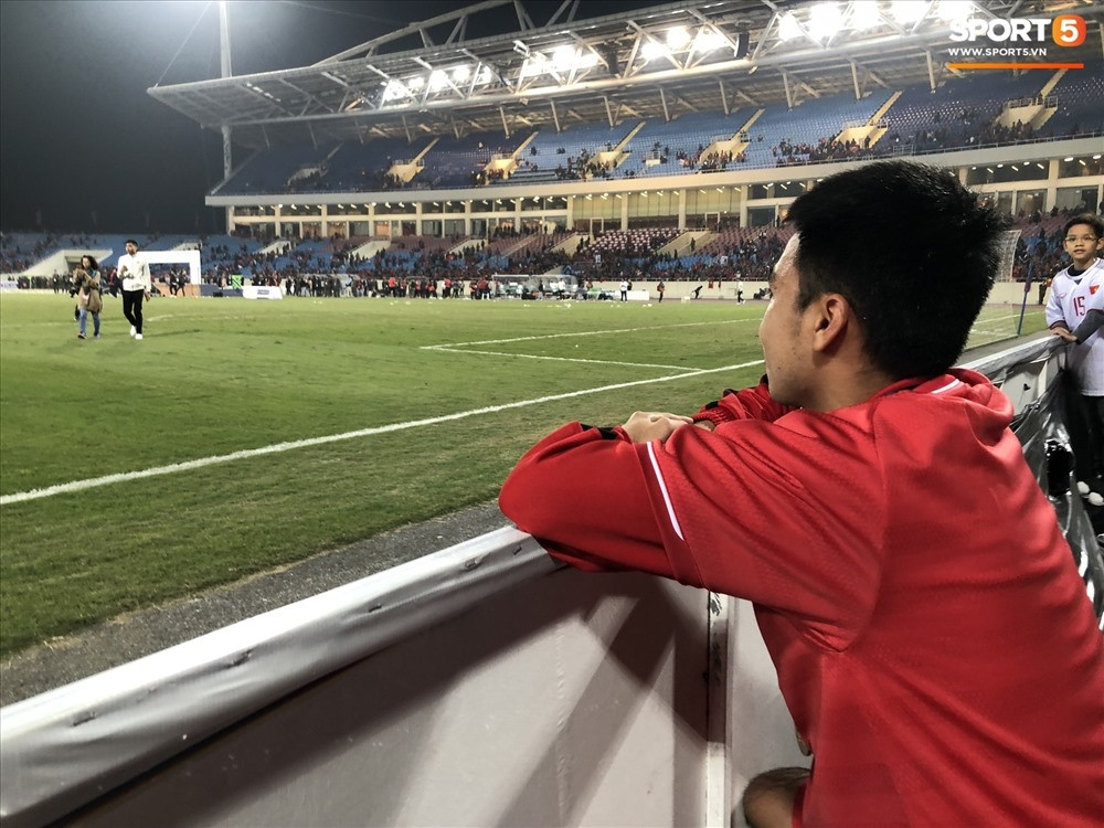 Đức Huy trầm tư trở về nơi mà 10 năm trước anh từng ngồi nhặt bóng ở AFF Cup 2018. (Ảnh: Sport5.vn)