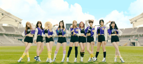 Hình ảnh cổ động viên thể thao dĩ nhiên cũng không thể thiếu rồi.