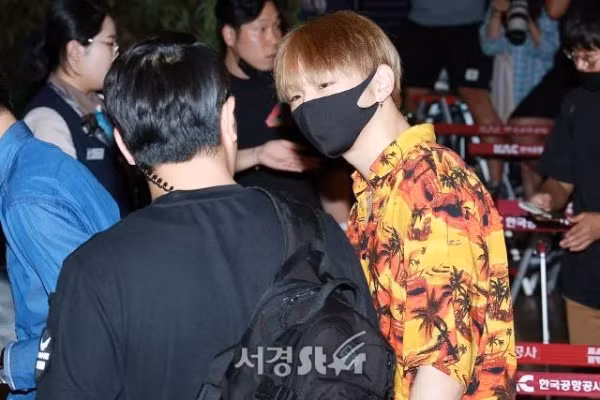 Đến cả ánh mắt nhìn anh vệ sĩ cũng dịu dàng ấm áp hết sức, khiến trái tim fan girl tha hồ loạn nhịp.