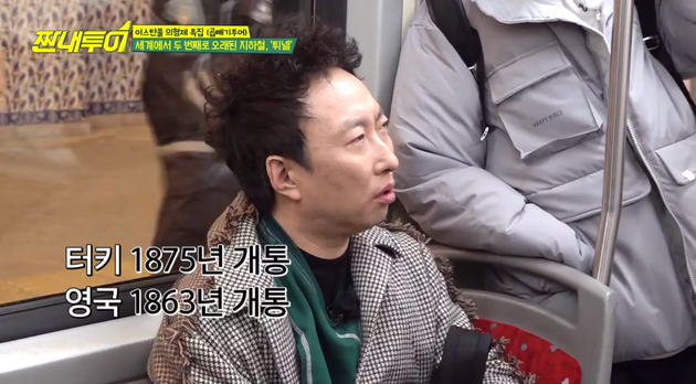 Phóng to hình ảnh lên, để khuôn mặt Jung Joon Young không thể lọt vào khung hình (nhân vật mặc áo khoác màu xám ở bên phải, chính là Jung Joon Young).