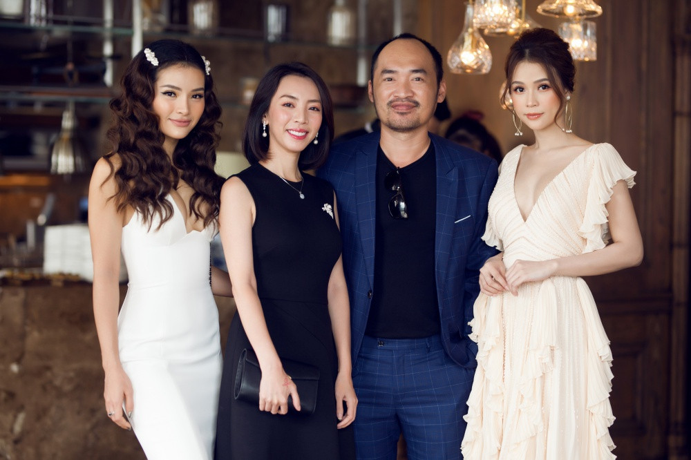 Trong sự kiện này, Sam hội ngộ vợ chồng Thu Trang - Tiến Luật, Phương Trinh Jolie, Nguyên Khang, Quyền Linh.