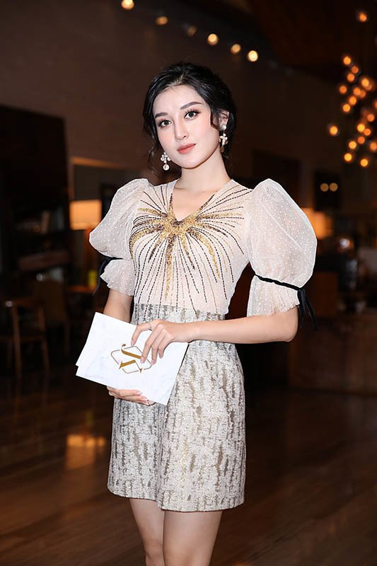Á hậu Huyền My gây ngạc nhiên với nhan sắc khác lạ.