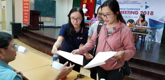 Thí sinh nộp giấy xác nhận tuyển thẳng vào Trường ĐH Khoa học tự nhiên TP.HCM. Ảnh: ĐÀO NGỌC THẠCH
