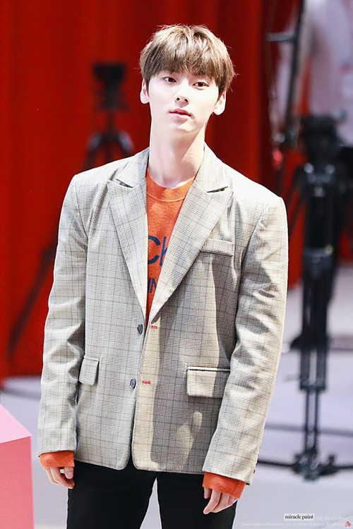 Diện những item đơn giản nhưng Minhyun rất tinh tế trong việc mix màu. Blazer kẻ kết hợp áo len màu cam cùng quần đen tạo nên tổng thể hài hòa.