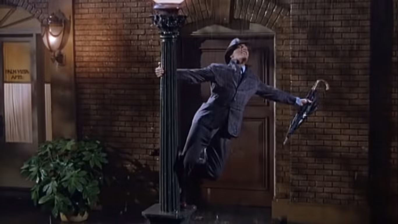 gợi nhớ đến cảnh nam diễn viên Gene Kelly hát và nhảy múa dưới mưa trong 