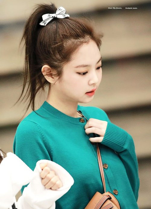 Sợi dây ruy băng của Chanel tuy bé xíu nhưng đã đươc Jennie khéo léo thắt thành chiếc nơ xinh xắn để làm điệu cho mái tóc. Được biết xu hướng biến dây ruy băng gói đồ thành dây buộc tóc đang là mốt trong mùa Xuân Hè 2020 và Jennie đã bắt trend cực nhanh.