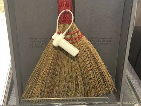 Dở khóc dở cười với những món đồ thần tượng K-Pop gắn mác “hàng công ty” ảnh 6