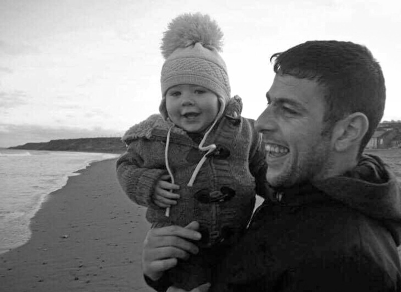 Jase chụp ảnh cùng bố lúc còn nhỏ.