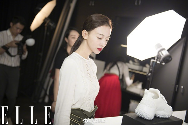 Tham dự tuần lễ thời trang Paris, ngôi sao Diên Hy công lược trở thành tâm điểm bàn tán với nhan sắc đẹp mặn mà và thần thái pose hình “đã có tiến bộ”.