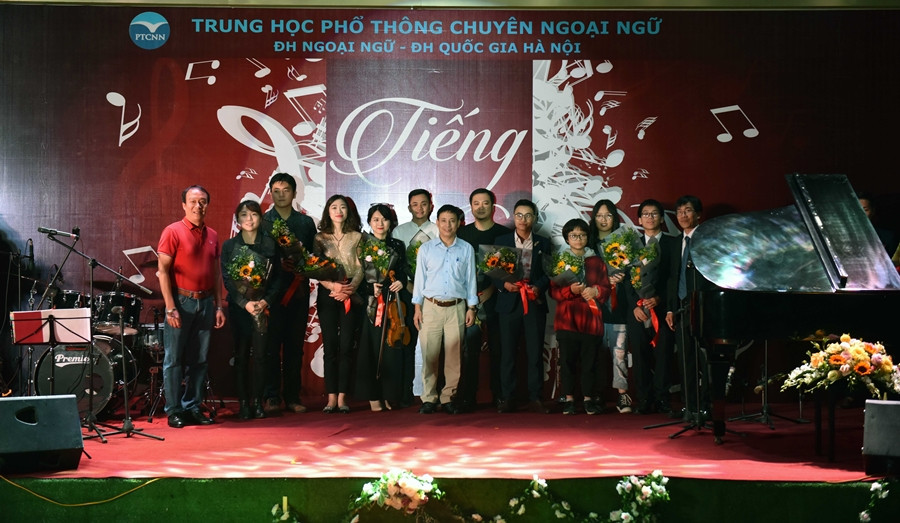 Đại diện Ban giám hiệu trường THPT Chuyên Ngoại ngữ tặng hoa cảm ơn các nghệ sĩ đã tham gia đêm nhạc.