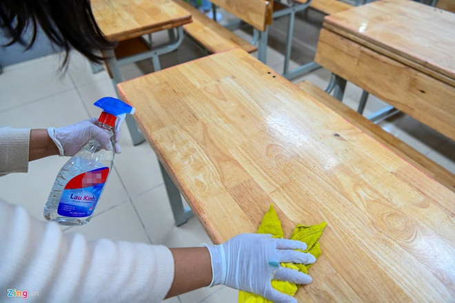 Công tác phun và khử khuẩn được tiến hành ở trường học. Ảnh: Việt Linh.