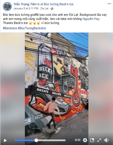 Sáng tạo hơn, một bạn trẻ còn cho ra hẳn một video nhảy shuffle dance ngay tại bức tường này.