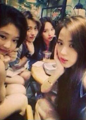 Ba cô gái thân nhau từ khi còn chưa debut