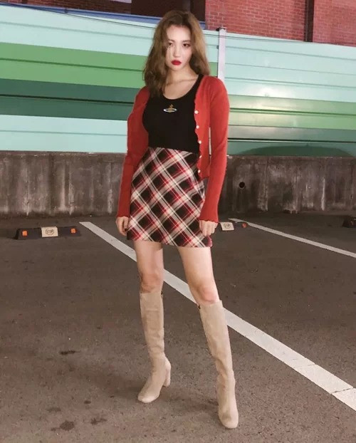 Sunmi chọn cardigan dáng ngắn ngang eo, kết hợp cùng áo thun và chân váy để giúp thân hình càng thêm cao ráo.