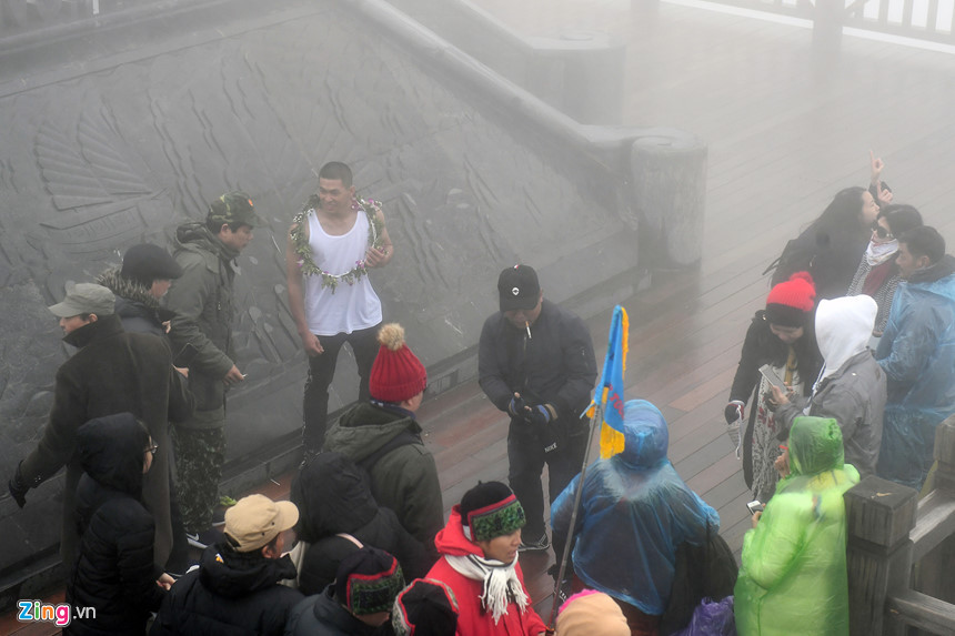 Nhiều người thấy lạ đã tiến tới hỏi Long vì sao anh có thể chịu đựng được giá rét như vậy. Thanh niên "mình đồng da sắt" này đi cáp treo lên như mọi du khách khác, không phải chạy bộ để làm nóng người.