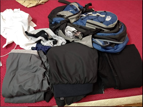 Bố mẹ thẳng tay ném quần áo đuổi đi vì không chịu lấy vợ. (Ảnh: Đào Minh Quân)