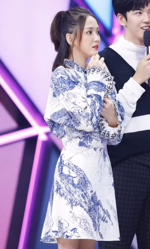 Mẫu váy hơn nghìn đô này cũng được Trần Kiều Ân diện khi tham gia Happy Camp. Item giúp nữ diễn viên 40 tuổi khoe vẻ tươi trẻ đáng mơ ước.