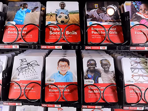 Một số lựa chọn trên máy: ba quả bóng đá, năm chiếc ba-lô đi học…