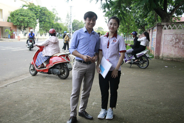 Được Ban giám hiện nhà trường đưa đón đến điểm thi.