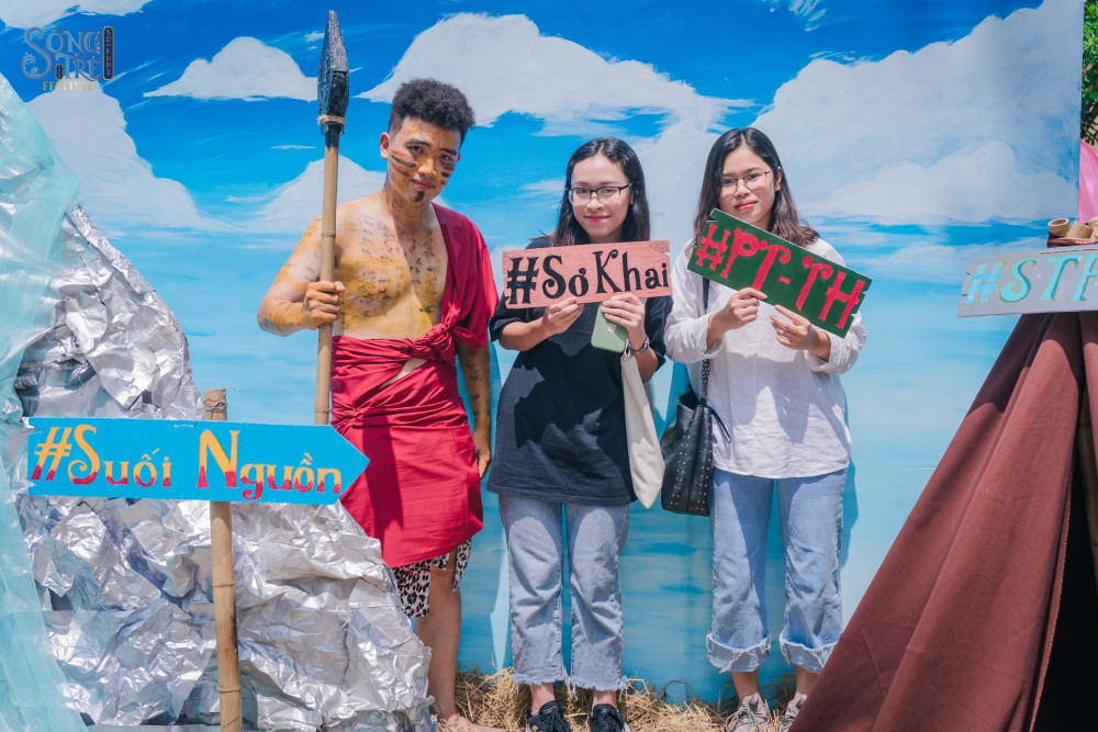 Trưởng BTC Sóng Trẻ Festival 2019 (trái) hóa vai thổ dân tiếp lửa cho tân sinh viên.