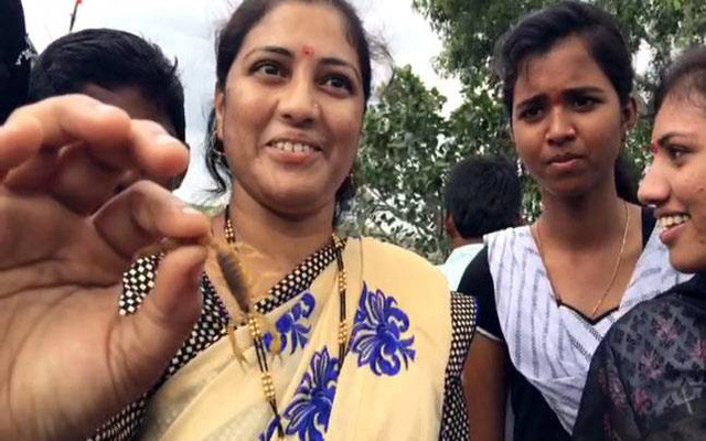 Đến với ngôi làng kỳ lạ, nơi người dân thích “chơi đùa” cùng bọ cạp sống ảnh 3