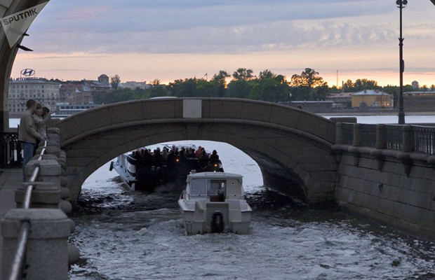 Khách du lịch đi tàu trên Winter Canal ngắm cảnh St. Petersburg trong đêm trắng.