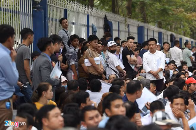 Người xếp hàng dài bên ngoài Đại sứ quán Hàn Quốc tại Hà Nội vào tháng tư. Ảnh: Anh Tú.