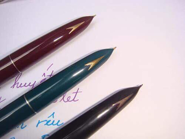 Bút máy Trường Sơn chưa viết tay đã lem mực đầy tay