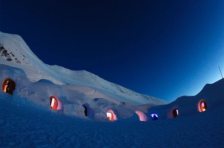 Làng Igloo, Đức. Ngôi làng lều tuyết này nằm trên núi Zugspitze, là ngọn núi cao nhất ở Đức. Đó là một điểm đến phổ biến với khách du lịch, người đi bộ đường dài hoặc bất kỳ ai thích mạo hiểm.