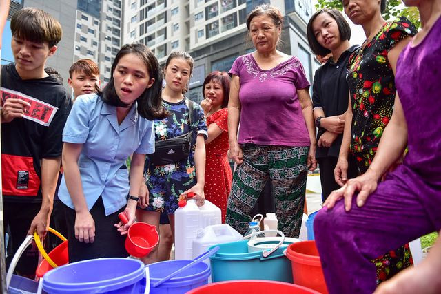 Những gương mặt nóng lòng chờ đợi.