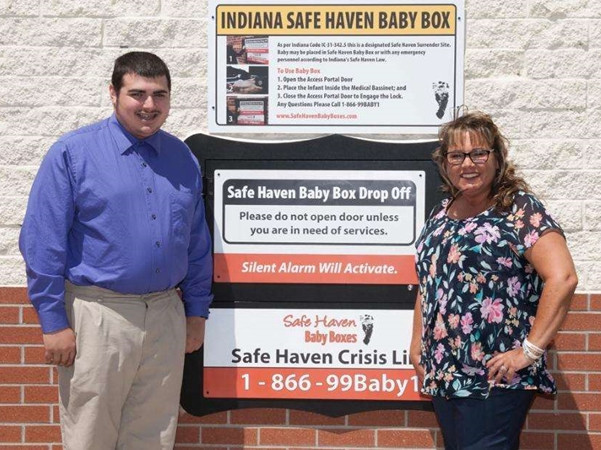 Bạn Wart và cô Kelsey.