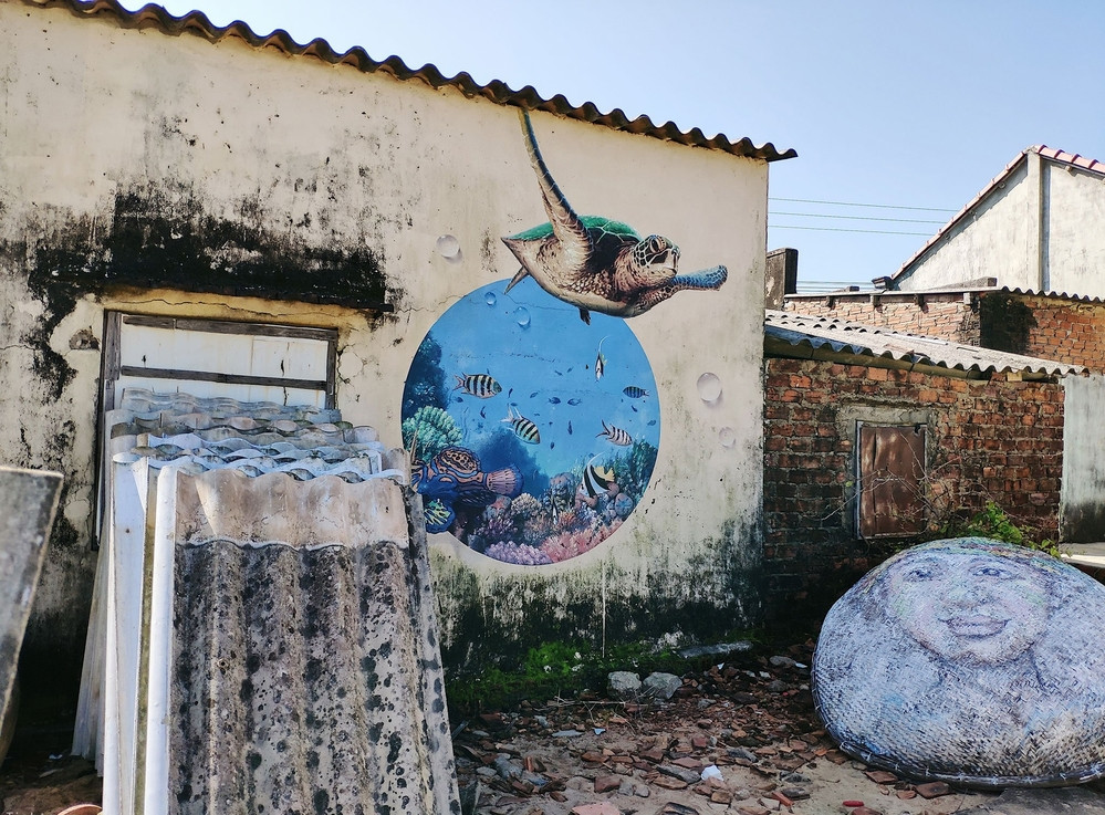 Khung cảnh cũ, xuống cấp sẽ được họa mới sau khi người dân xây dựng nhà.