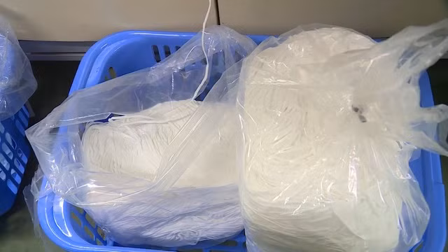 Một chiếc khẩu trang y tế 4 lớp bao gồm các phần: giấy kháng khuẩn, vải không dệt, quai đeo co dãn và bó mũi.