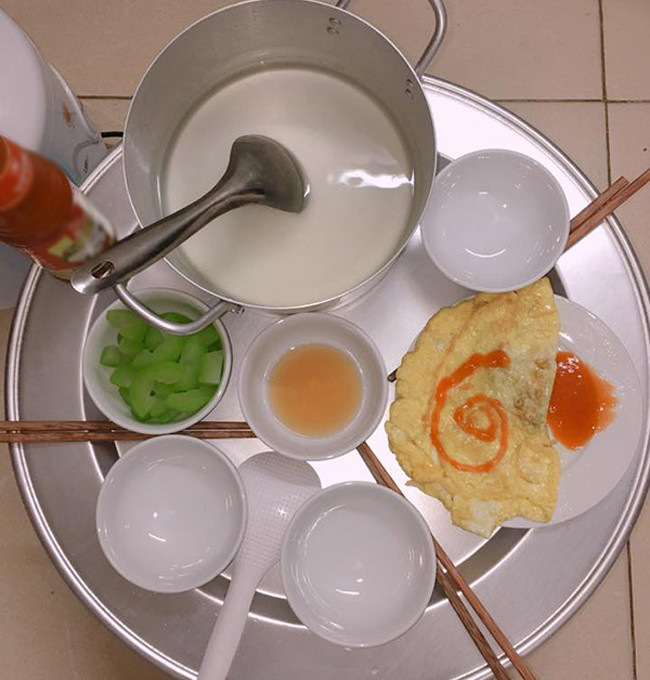 Trứng, rau, canh nước lã và cơm không khí... thế là đủ combo.
