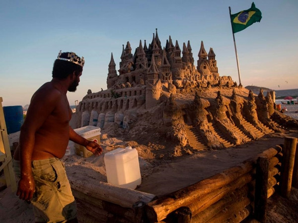 Chú Marcio phải “củng cố” lâu đài của mình mỗi ngày.