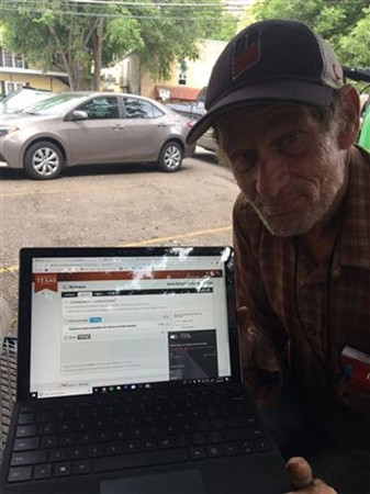 Ông Carter và e-mail thông báo rằng ông được nhận lại vào Đại học (ảnh do anh Chandler đăng).