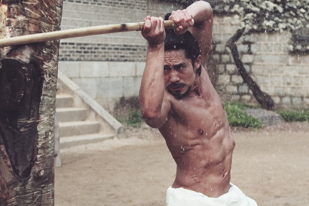 Nhưng trước khi ra rạp xem Thằng Em Lý Tưởng, hãy nhìn lại cách mà Shin Ha-Kyun đã từng “khoe” thân hình chuẩn không cần chỉnh của mình trong Empire of Lust.