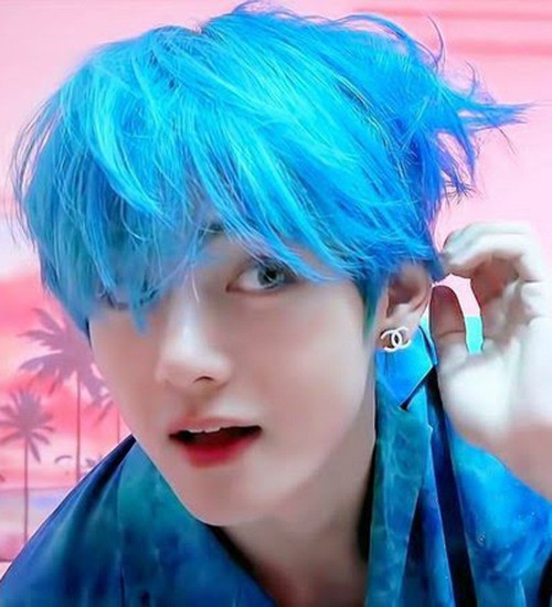 Nhờ V lăng xê, những chiếc khuyên tai xinh xắn này được các cô gái yêu thích và đua nhau mua theo.