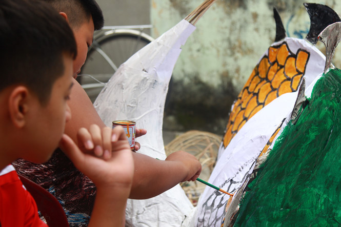 Tranh thủ hoàn thiện sản phẩm trước giờ đến trường.