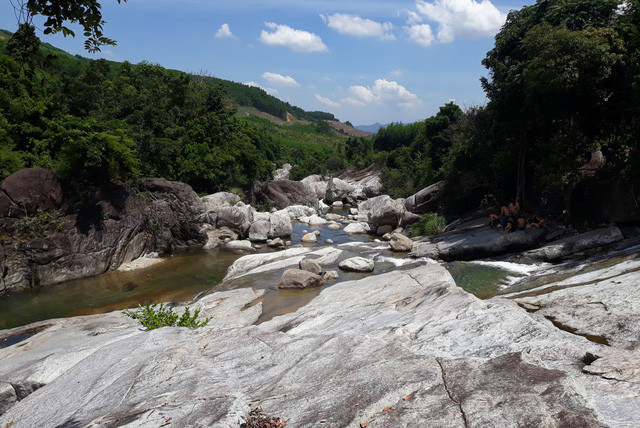 Đoạn suối Trà Bói đẹp nhất kéo dài hơn 1 km với trùng điệp đá núi, thác nước rầm rì, hồ nước mát lạnh nối tiếp nhau tạo nên bức tranh sơn thủy tuyệt đẹp.