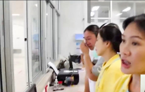 Thân nhân các em xúc động theo dõi qua cửa kính. Ảnh: LAM YÊN.