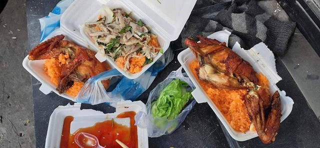 Bữa ăn xót xa của tài xế Grab.