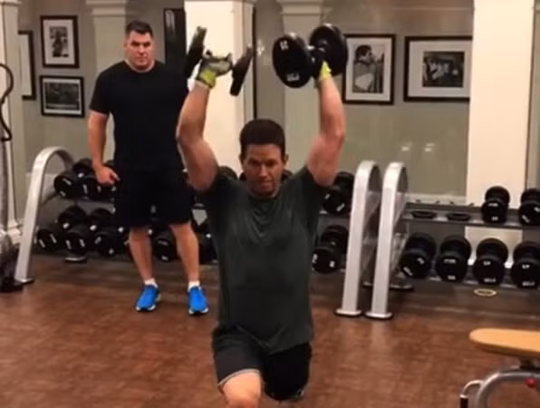 Để có thời gian tập thể dục, diễn viên Mark Wahlberg dậy từ… 2 giờ rưỡi sáng! ảnh 1 Mark Wahlberg có chế độ tập thể hình khó ai theo nổi.