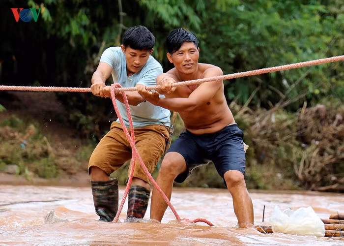 Việc đi lại bằng cách này đối với người lớn vô cùng vất vả…