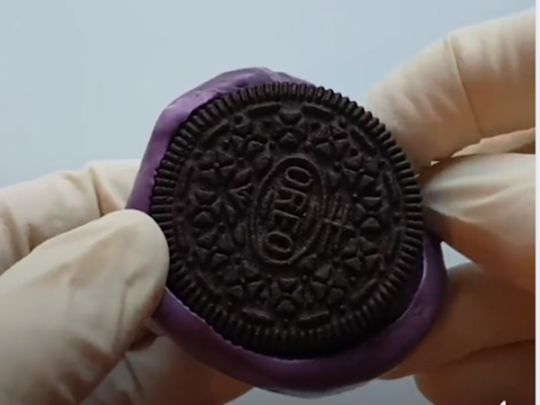 Không thể tin được là cái bánh Oreo này không thể ăn được