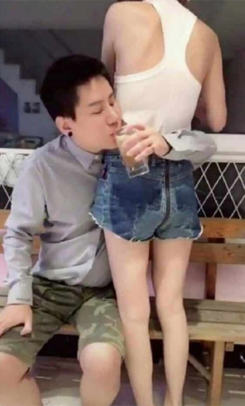 Thách thức yêu cầu các chàng trai vòng tay qua eo cô gái để uống nước