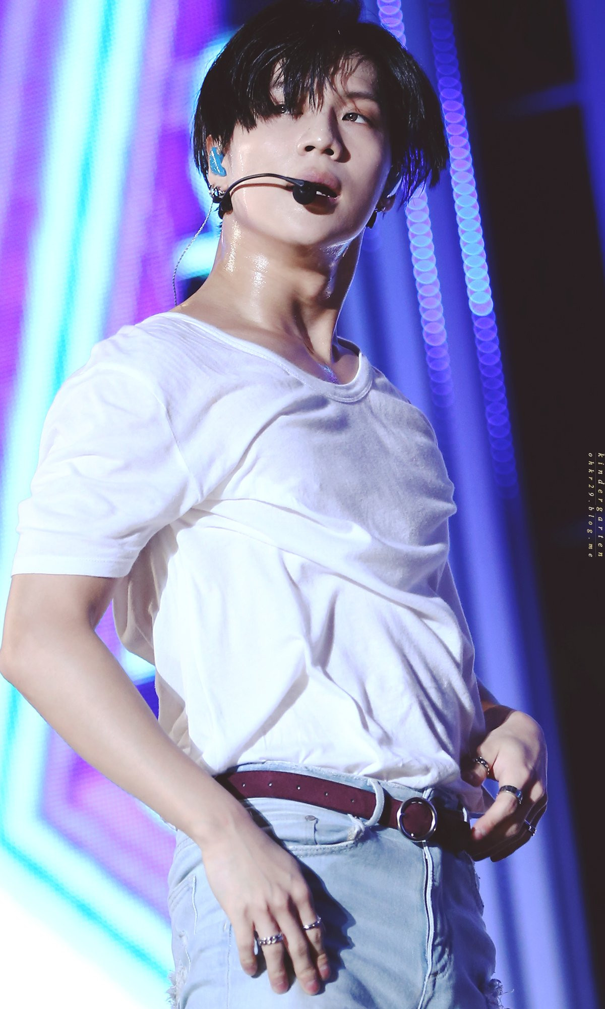 Làn da trắng mịn của Taemin (SHINee) càng nổi bật hơn khi lấp lánh mồ hôi.