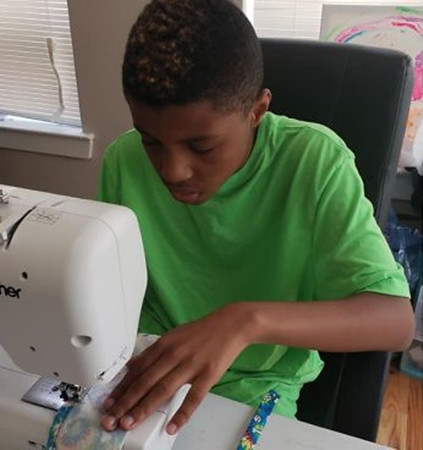 Cậu bạn khéo tay đang may rất nhiều nơ!