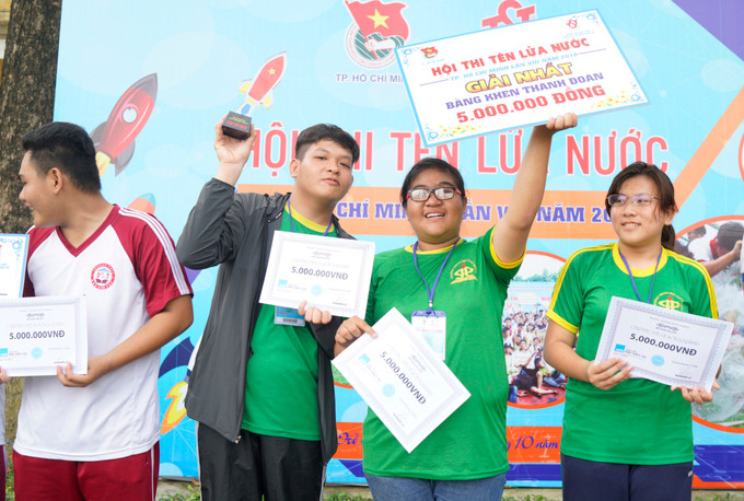 Với những màn bắn tên lửa chính xác và đạt yêu cầu cao, đội học sinh THPT Phan Đăng Lưu đã "rinh" về chức vô địch giải đấu năm nay và nhận được số tiền thưởng 5 triệu đồng.